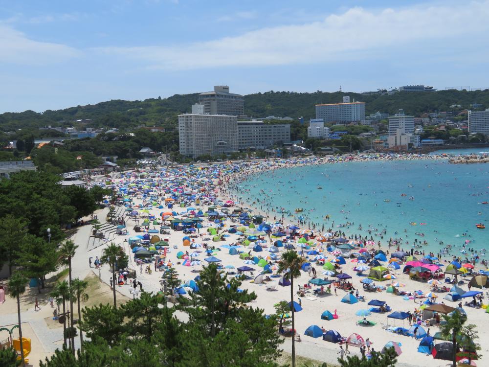 海水浴でにぎわう白良浜