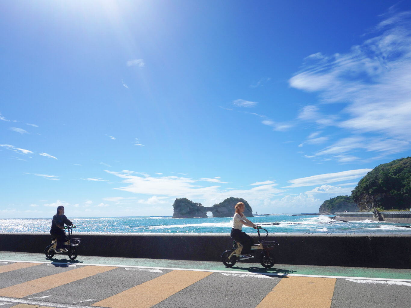 円月島近くをEVモビリティで走行する様子